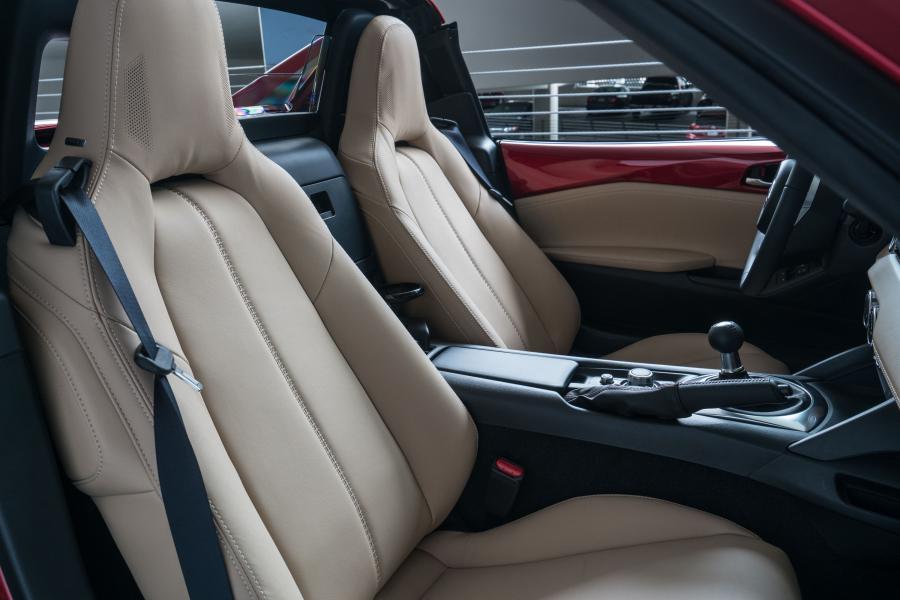 Интерьер Mazda MX-5 Miata RF (ND) 2016 года  (NA) (фото 43 из 60)